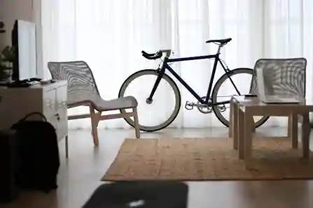 Comment ranger son vélo en appartement : astuces pratiques, coûts et inconvénients
